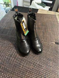 New women Ariat boots  size 7.5 runs small