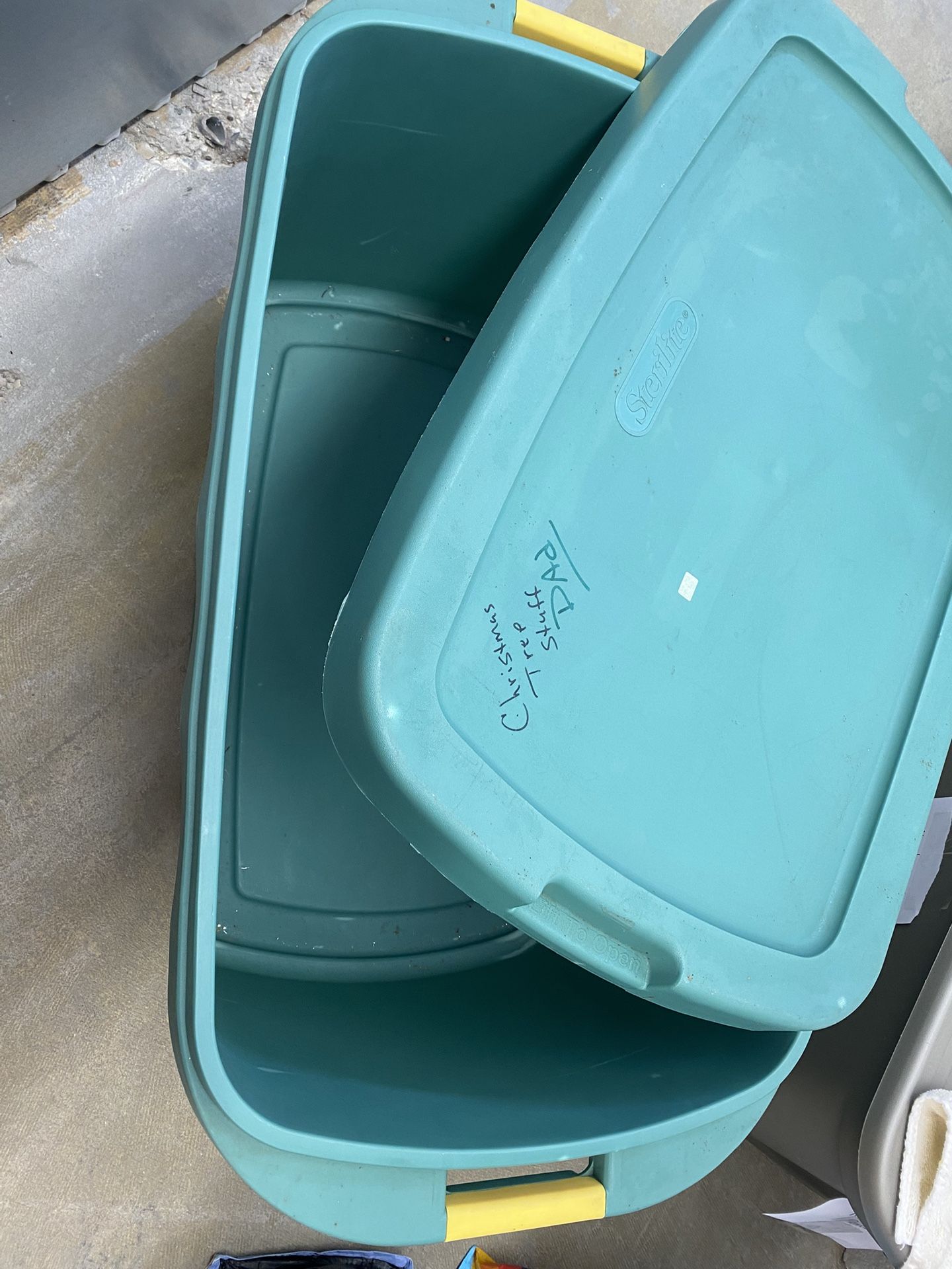 Large Storage Bin 30gal Snap Tight Lid W Handles
