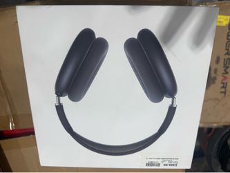 Apple AirPods Max over-ear headphones. The box art depicts the Space Gray (or newer Midnight) colorway variant.