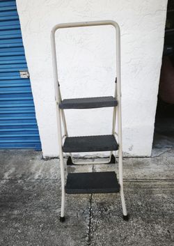 3-Step Stepladder Featuring wide, Non-Slip Steps, Pre-owned 