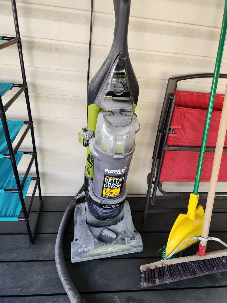 Used Pet Vacuum Works Great , Just Upgraded Has Great Suction