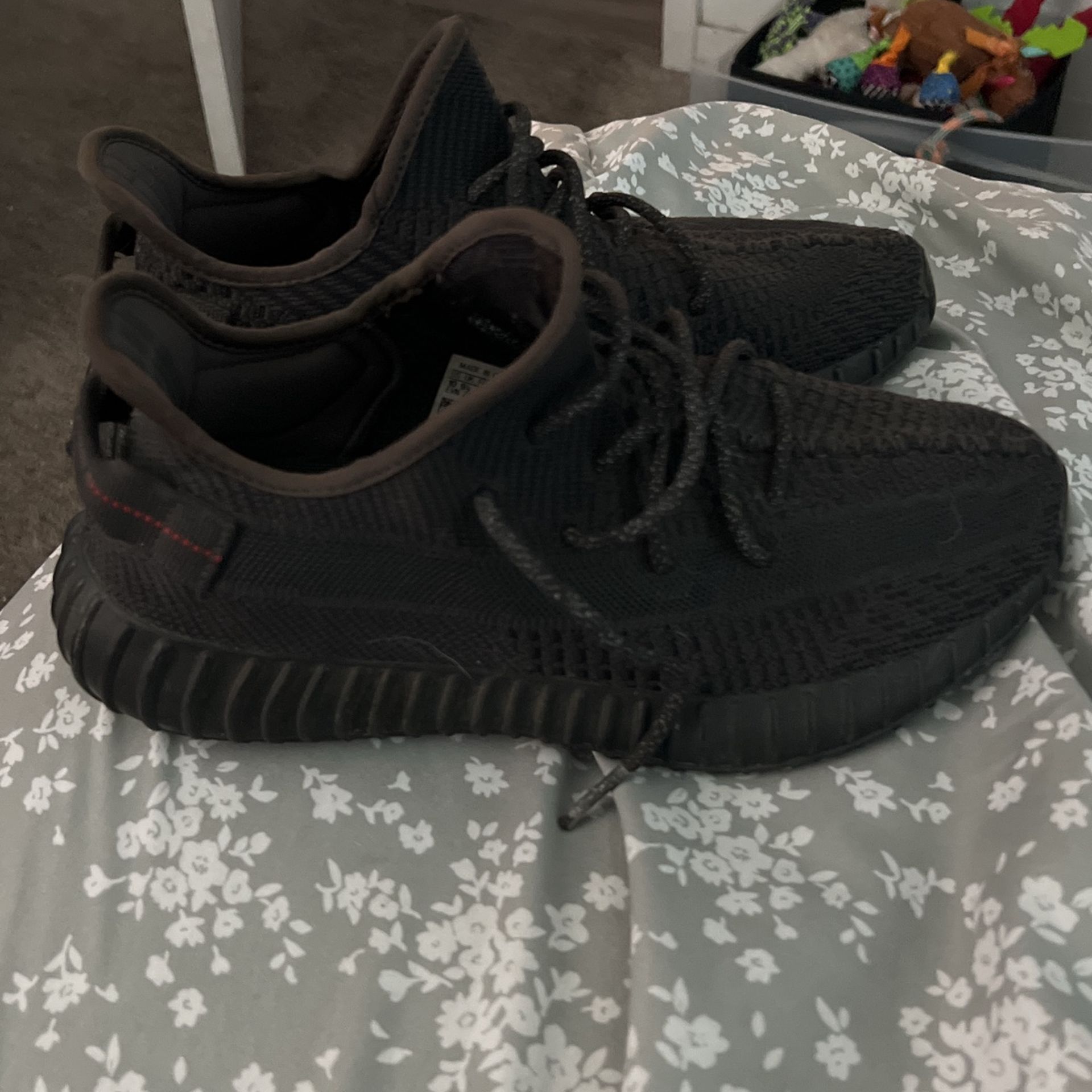 Yeezy main image 4