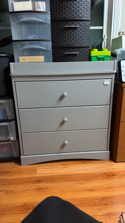 Delta Children Skylar 3-Drawer Dresser with Changing Top (Gray)
