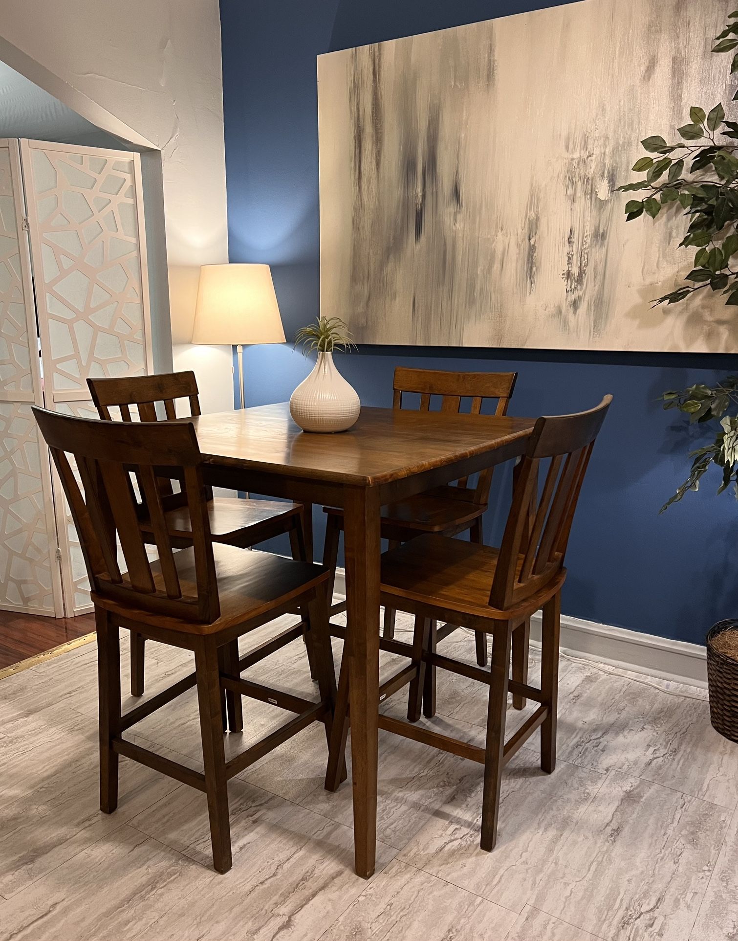 Nice Height Dining Set Very Good Condition!! Table With 4 Chairs! I Can Deliver.