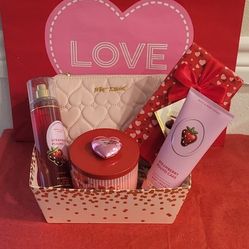 Bath And Body Works Strawberry Pound Cake Gift Set