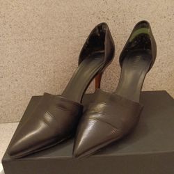Vince black leather heels. size 39 (US 8) made in Italy. see photos for minor wear.