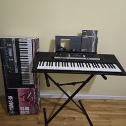 Piano- Keyboard  Yamaha PSR E 243. 