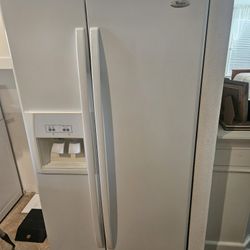 Whirlpool Refrigerator With Freezer And Ice Machine WORKING GREAT