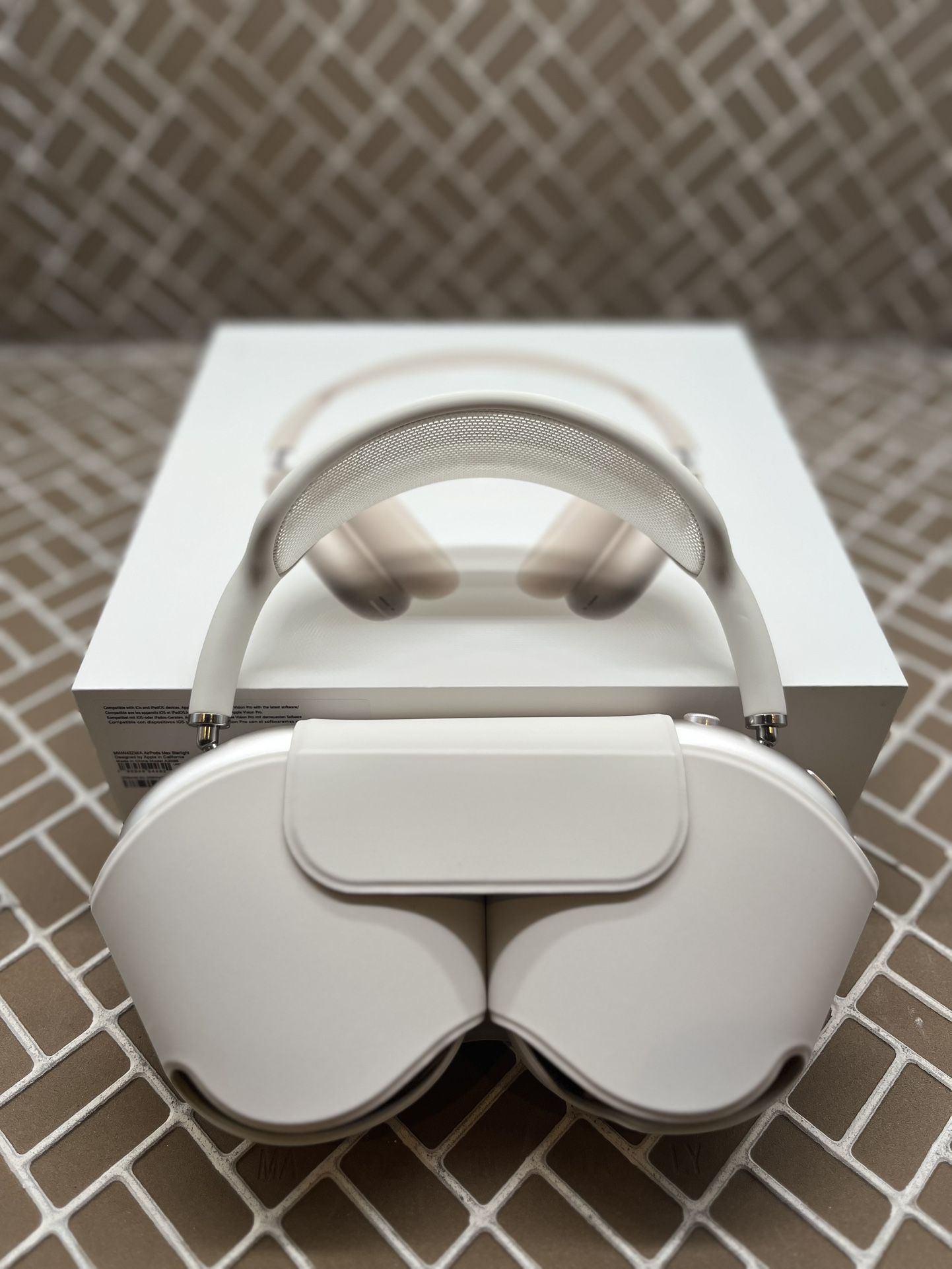 AirPod Max “Starlight”