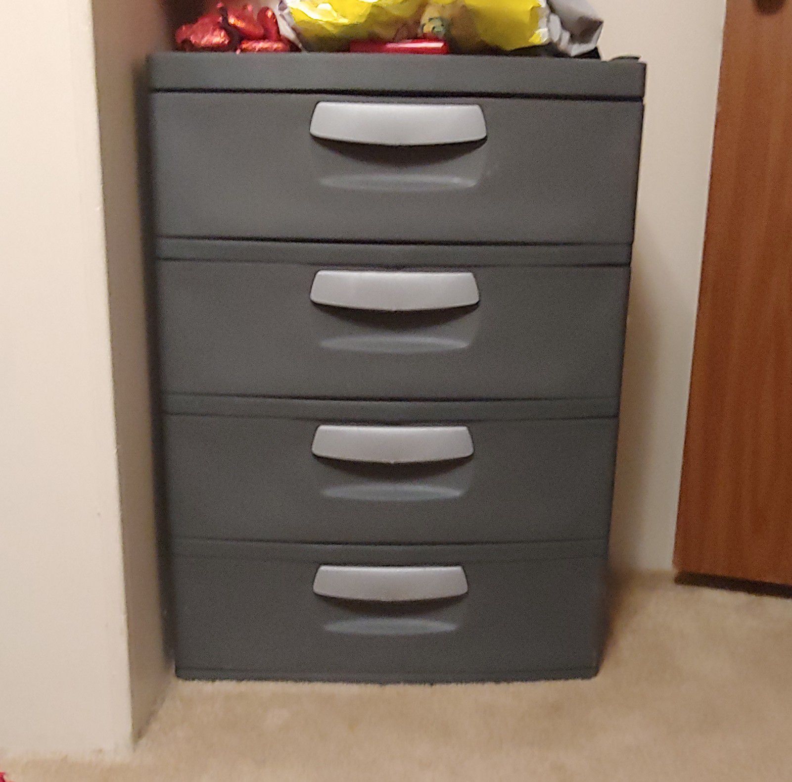 Plastic 4 drawer Dresser