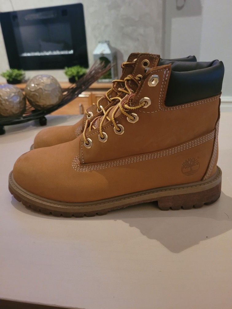 Size 6.5 Wheat Woman's Timberland Boots **Pick Up As Well