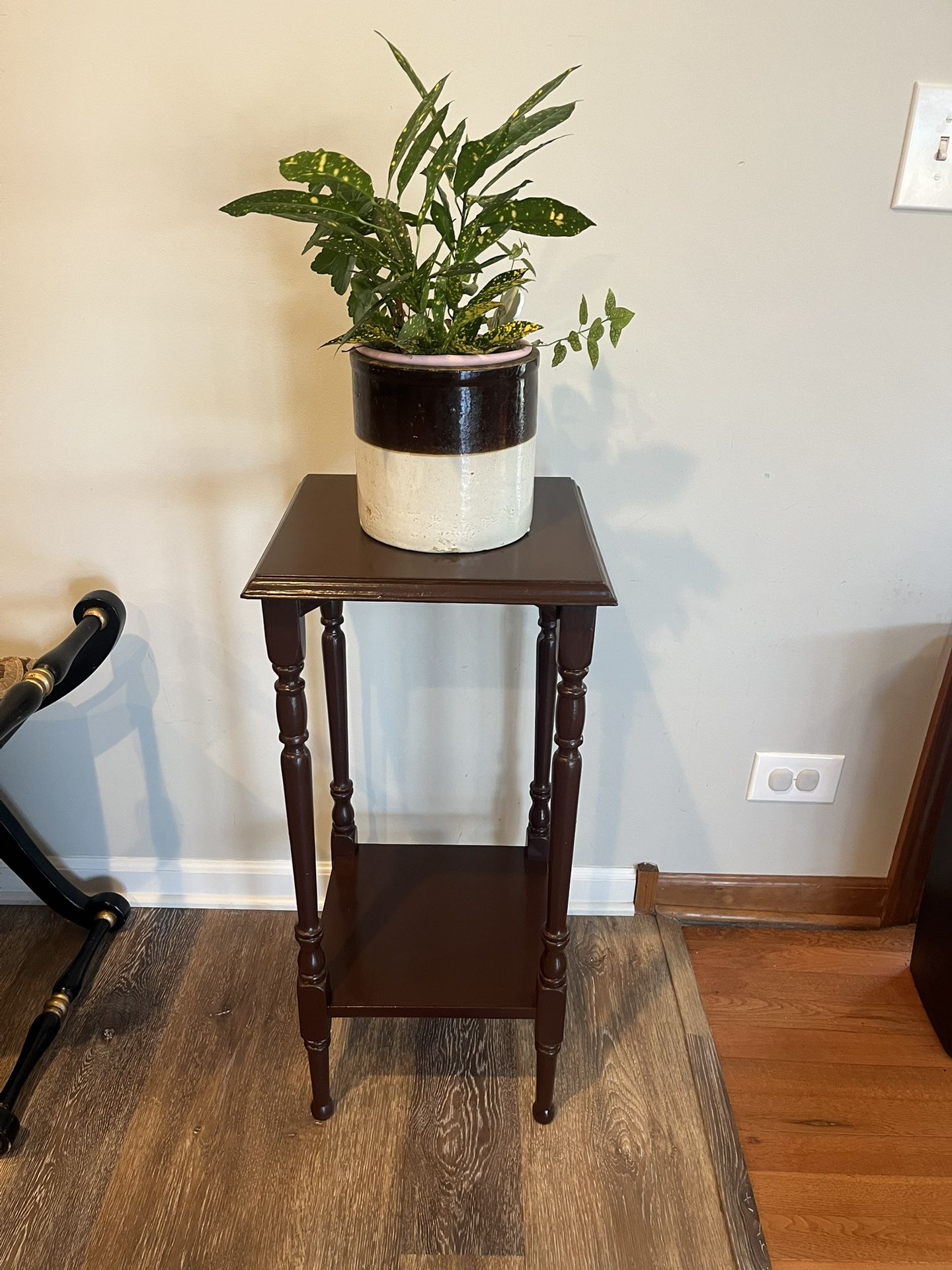 Freshly painted solid mocha chocolate vintage square wooded coaster chairside table w/ bowed spindle legs. Beautiful end table. Great plant holder. Pl