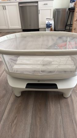 4moms mamaRoo Sleep Bassinet.