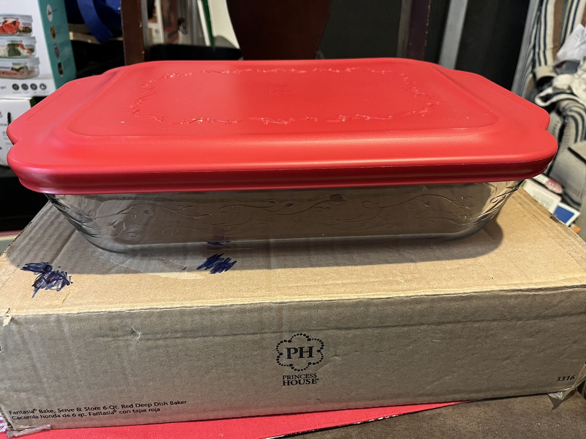 Fantasia® Bake, Serve & Store 6-Qt. Red Deep Dish Baker Cacerola honda de 6 qt. Fantasia® con tapa roja