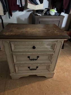 Farmhouse Style 3-Drawer Nightstand