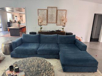 Beautiful Oversized Sectional Sofa – Excellent Condition
