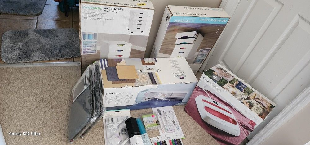 Cricut Machine, Cricut Press, Vinyls, Cricut Tool Kit, Cricut Cards. Invisible Ink Pens Sets, Etc For Sales