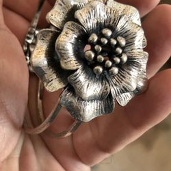 A Silver Flower Design Bracelet 