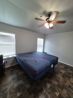 King size Sealy posturepedic + adjustable base