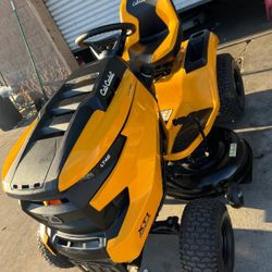 CUB-CADET GAS 42"IN RIDING LAWN TRACTOR NEW