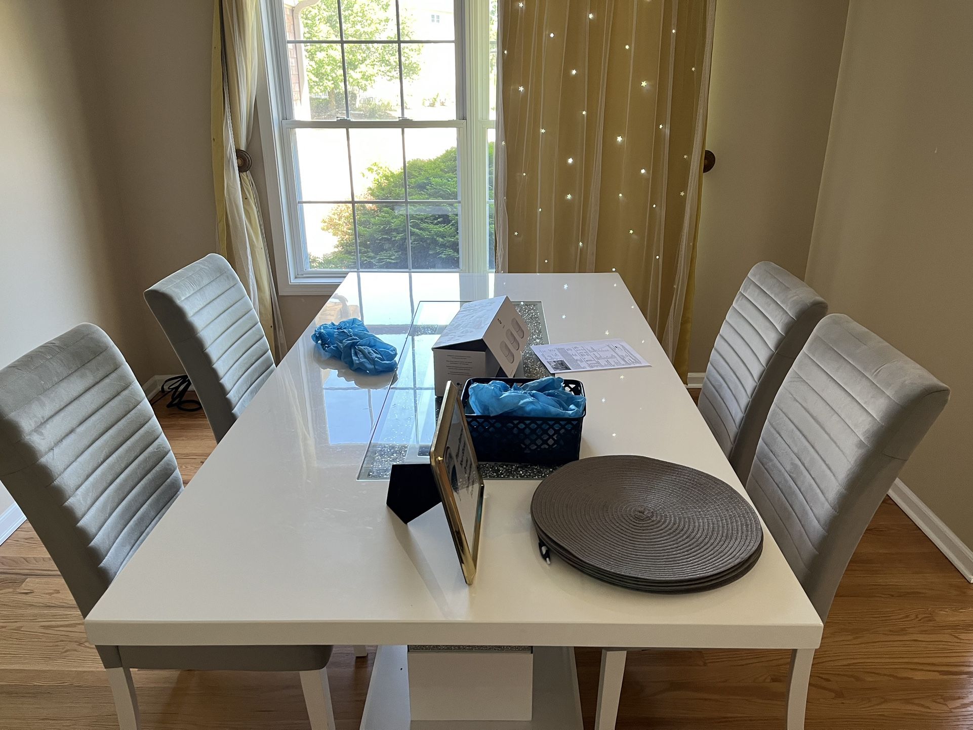 ✨ Modern White Dining Table + 4 Grey Velvet Chairs – Excellent Condition! 🪑🍽️