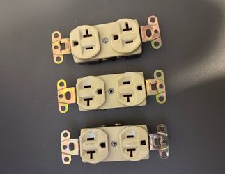 20A Duplex Electrical Outlets – Lot of 3