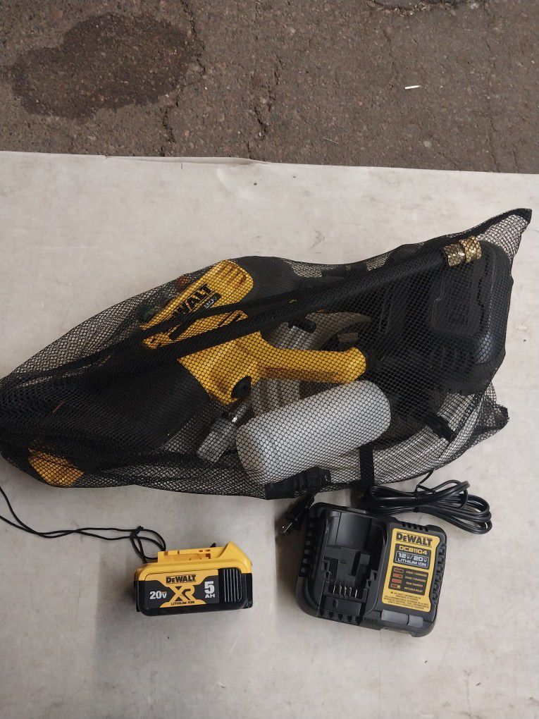 DEWALT PRESSURE WASHER GUN 20V LITHIUM WITH BATTERY AND CHARGER 