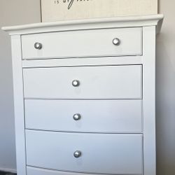 Beautiful White 5-Drawer Dresser   ✨ Like New! 