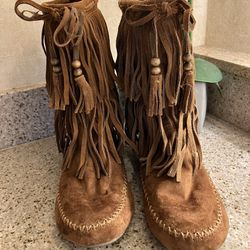 Boho Sienna Suede Fringe Embellished Beaded Low Calf Length Moccasin Slip On Boot Size 9 Item Is Gently Preowned But In Very Good Condition