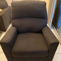 Cozy Comfort Recliner – Sleek Design with Footrest