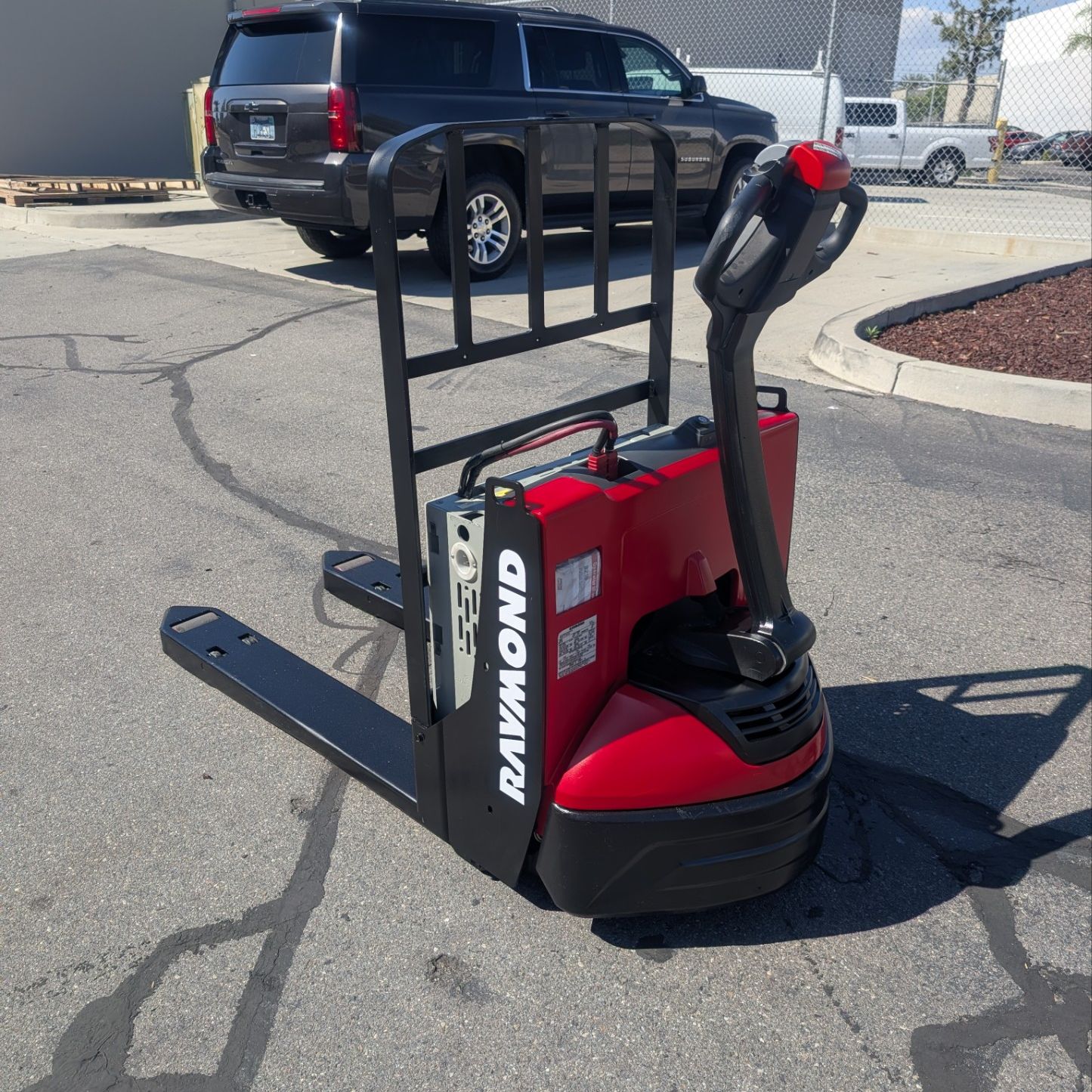 Raymond Rideable Jack 2024 Raymond 8210 electric pallet jack 273 hours for Sale in Anaheim ...