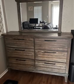 Dresser w/mirror