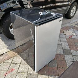 Magic Chef Mini Fridge 