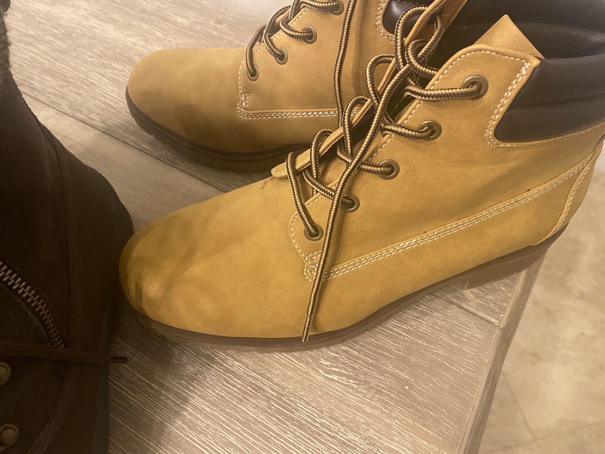 Woman’s Hiking / Walking Boots ( New)