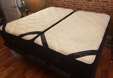 Dreamcloud hybrid split king mattress bed - like new!