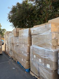 🎄 Christmas Pallets  Wholesale – Large Lot Available! 🎄  We are offering a large wholesale lot of Christmas boards, approximately 7 feet tall, with 