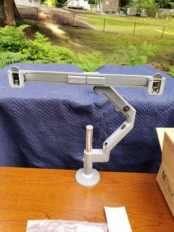 Dual monitor arm