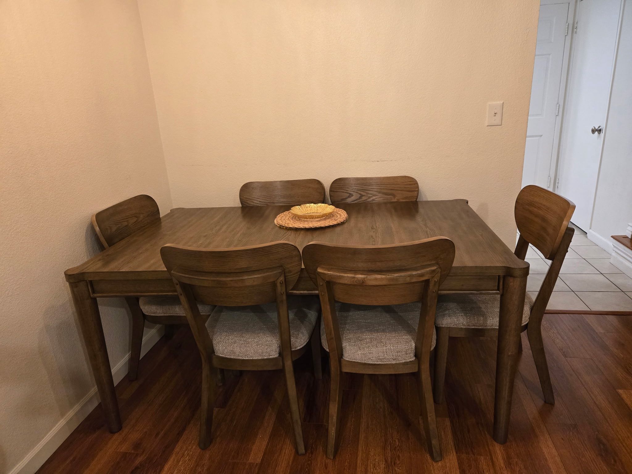 Brand New Dining Table With Extensión and 6 chairs