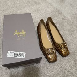 Elegant crocodile-textured leather flats