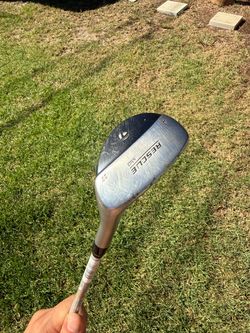 TaylorMade Rescue Mid 22° Hybrid Golf Club