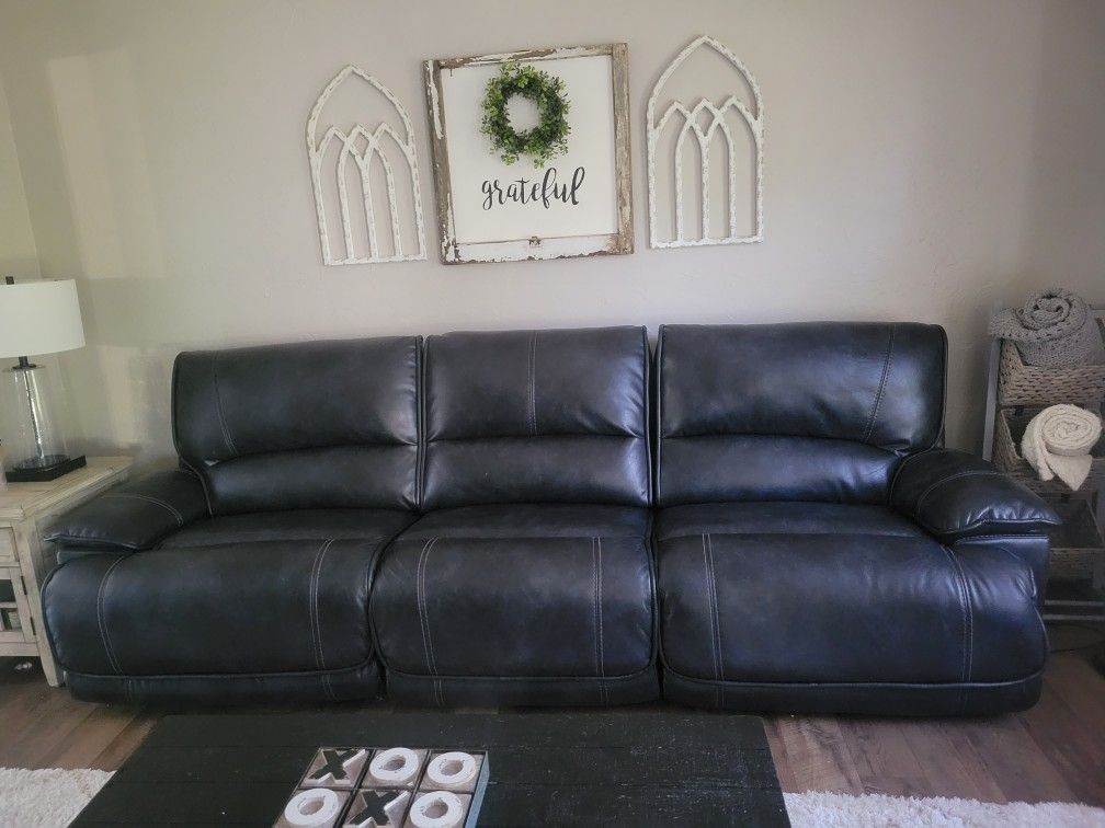 Large 9ft LEATHER NAvy Couch*3 Recliners*