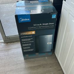 Midea Compact Refrigerator Special (Customer Return)