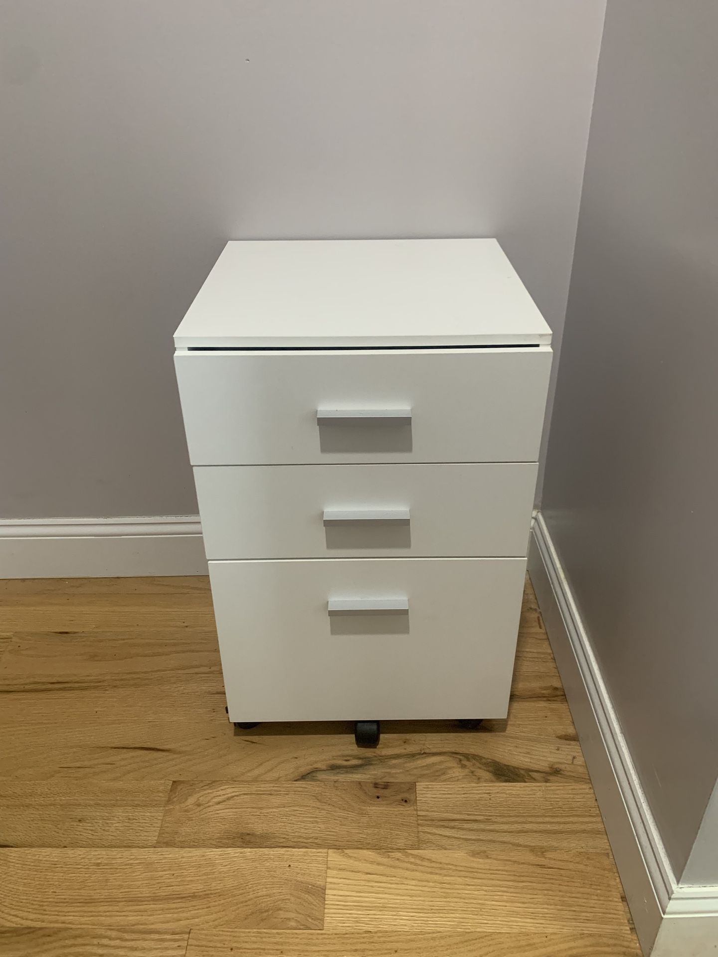 🗂️ White 3-Drawer File Cabinet on Wheels – Great Condition!