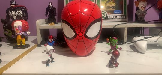 Spider-Man piggy bank head with 4 small spider man collectible