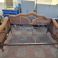 Beautiful  vintage woven wicker Day Bed