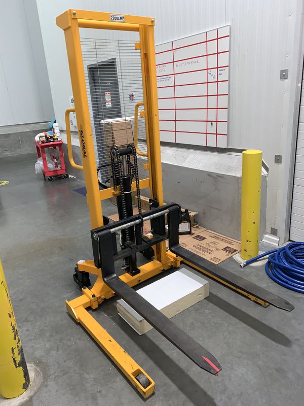 Hand & Foot Pump operated lift truck 2200 lbs 62’ lift for Sale in Des