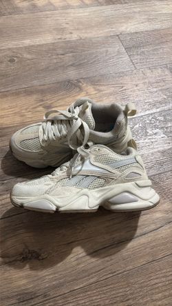 Woman’s Sneakers Reebok Size 6