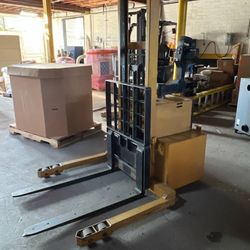 Big Joe P 3000lb Straddle Stacker