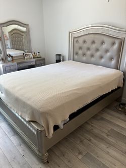 Queen Bed w Headboard (mattress optional)