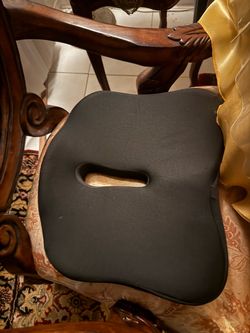 Black Memory Foam Seat Cushionlight weights take it with u anywhere u go , leave it in the office work place